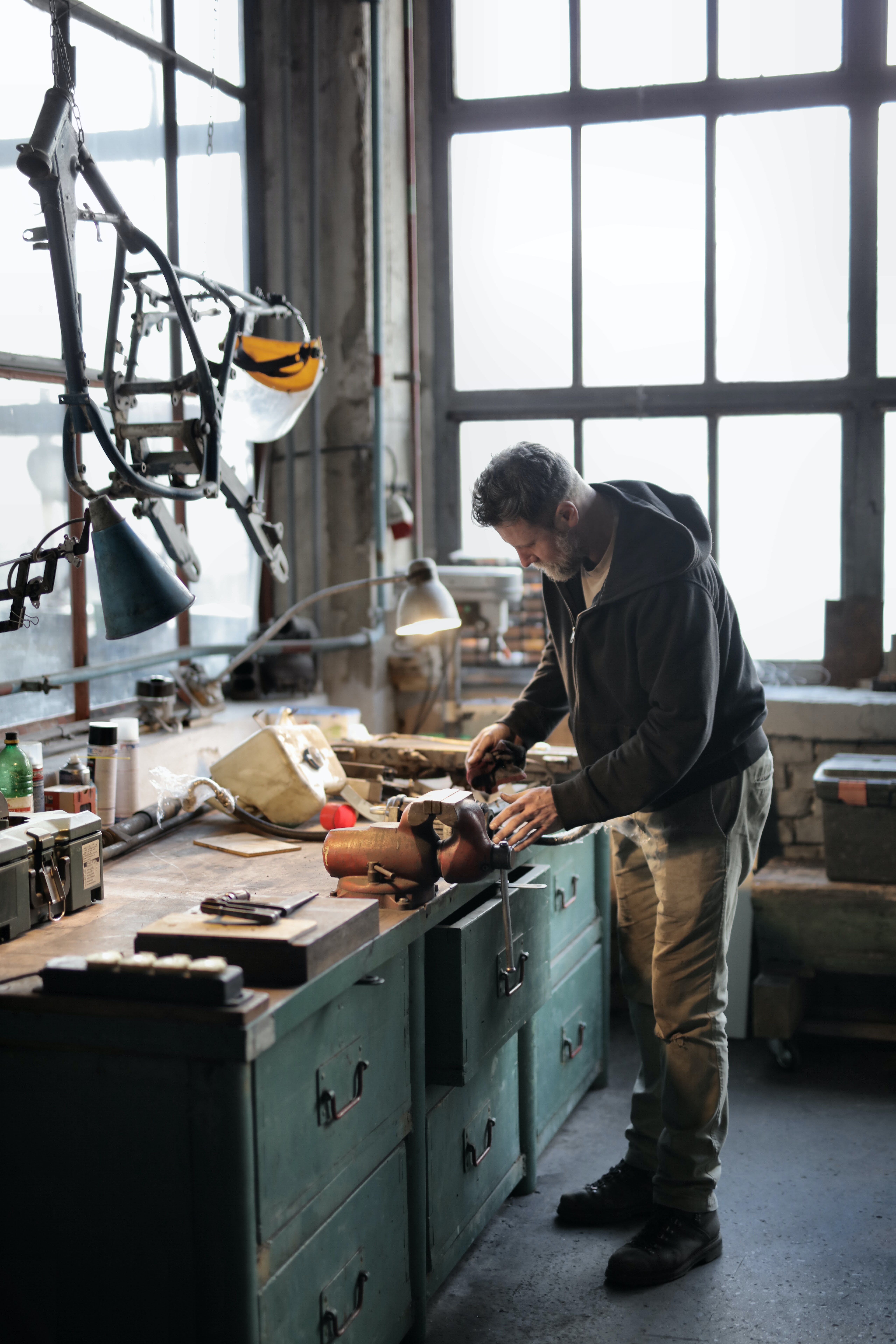 Image illustrant un mécanicien dans un atelier